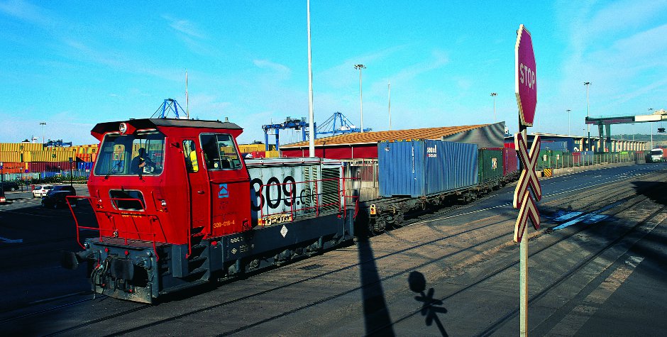 tren_de_contenedores_entrando_en_terminal