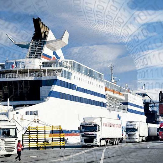 Camiones embarcando por rampa Ro-Ro