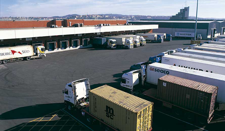 Camiones esperando para inspección en PIF
