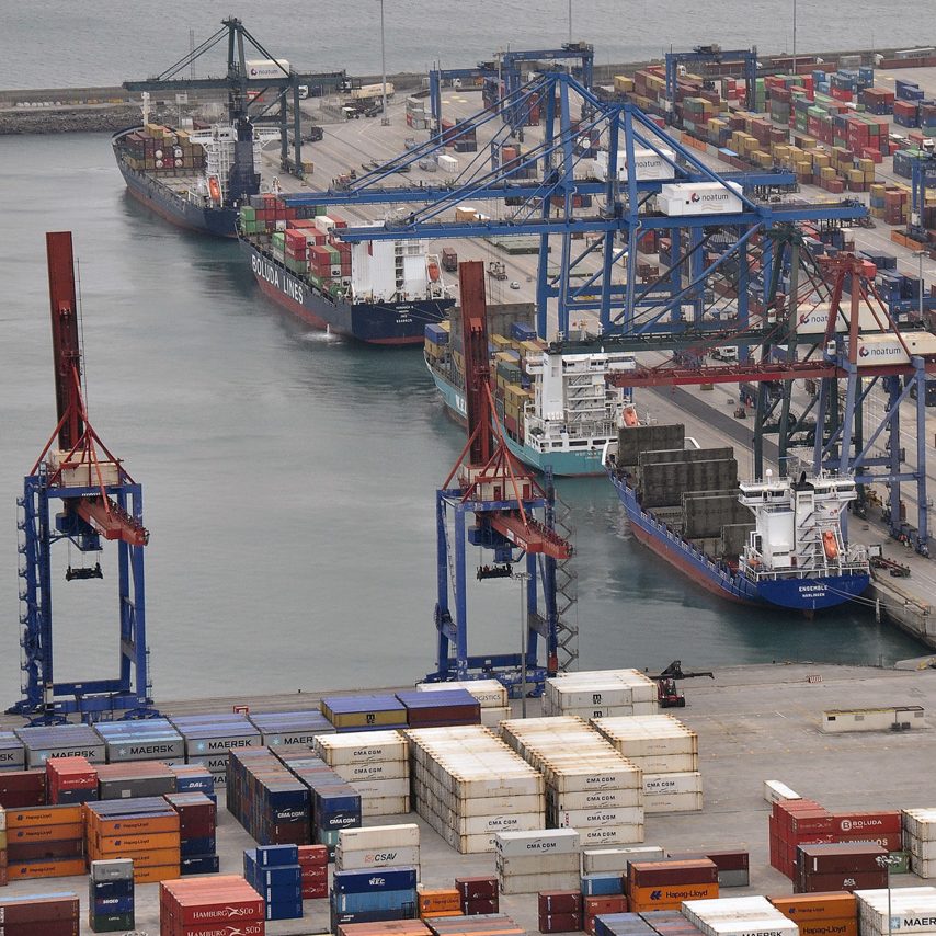 Buques en la terminal de contenedores